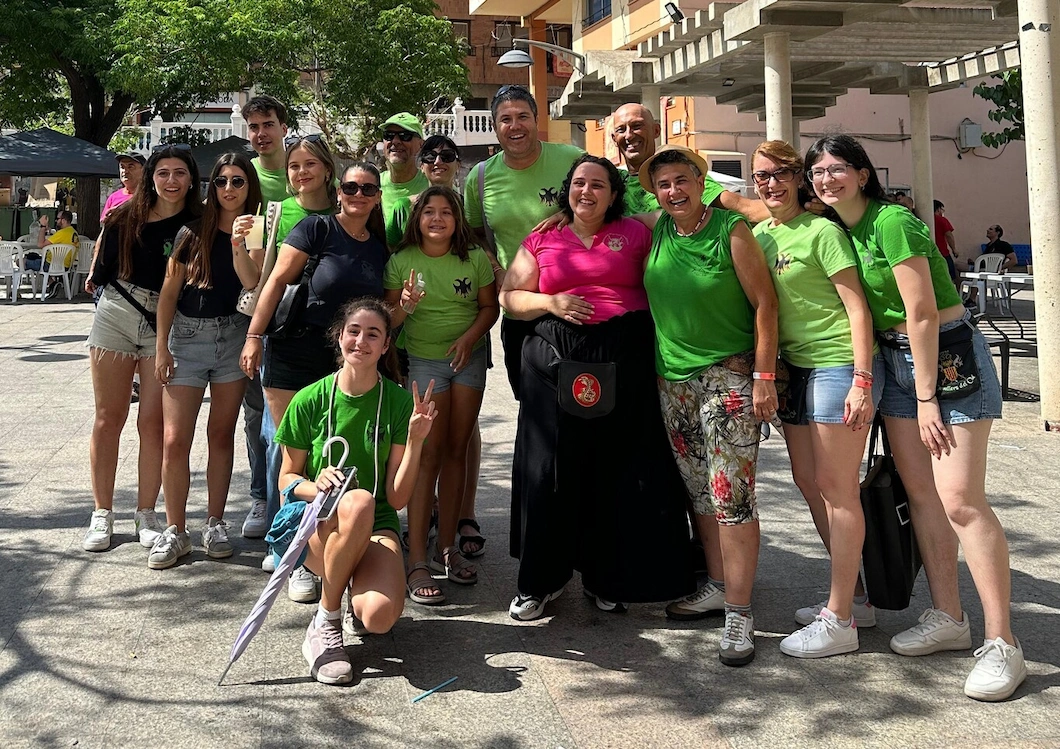 Membres de la filà Cavallers del Cid celebrant el premi de 2025